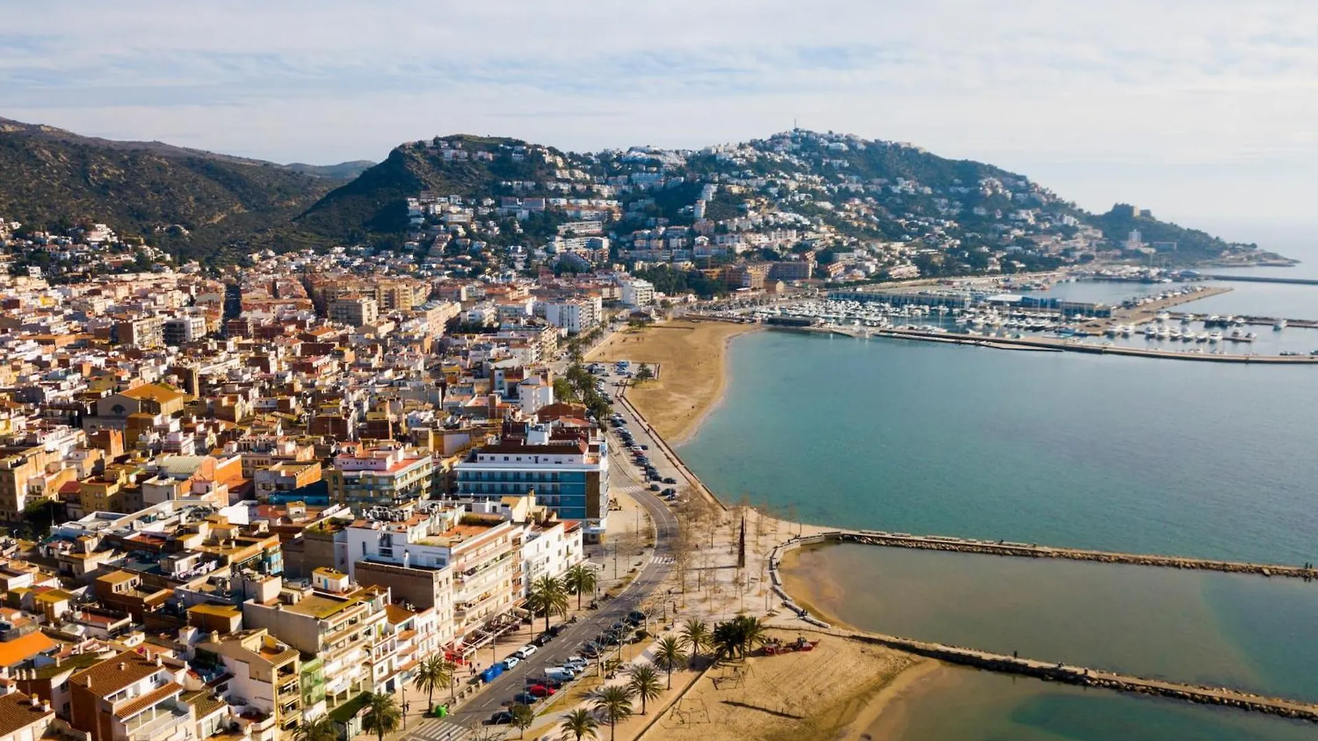 Nice Apartment Near Sand Beach Montjoi Spain