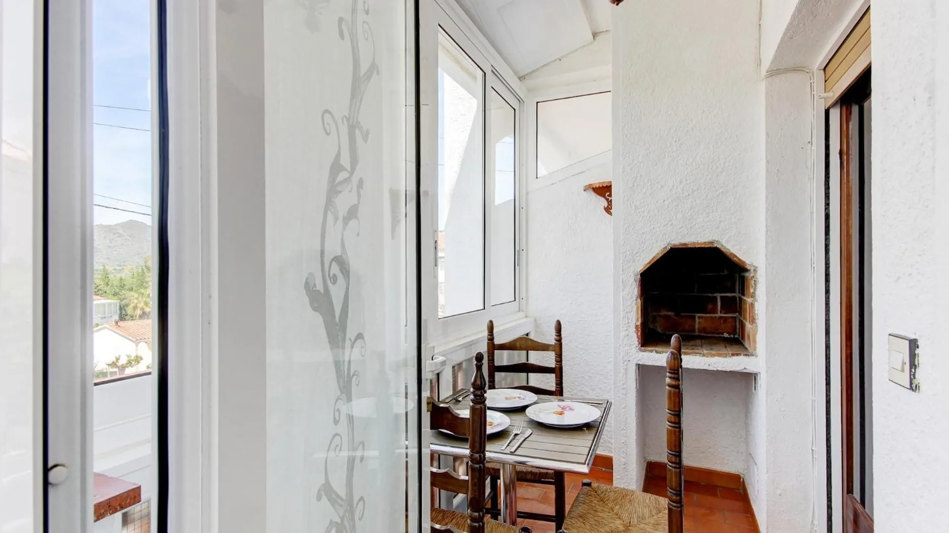 Nice Apartment Near Sand Beach Montjoi Spain